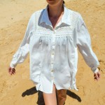 Фото Рубашка пляжная белая лёгкая коттоновая  короткая с декором из гипюра 146-71