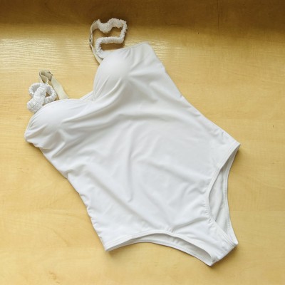 Фото Купальник суцільний білий з бретелями-резинками та чашкою на кісточках 113-14