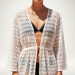 Фото Женская белая кружевная туника-халат макси на длинный рукав с пояском 146-107-2